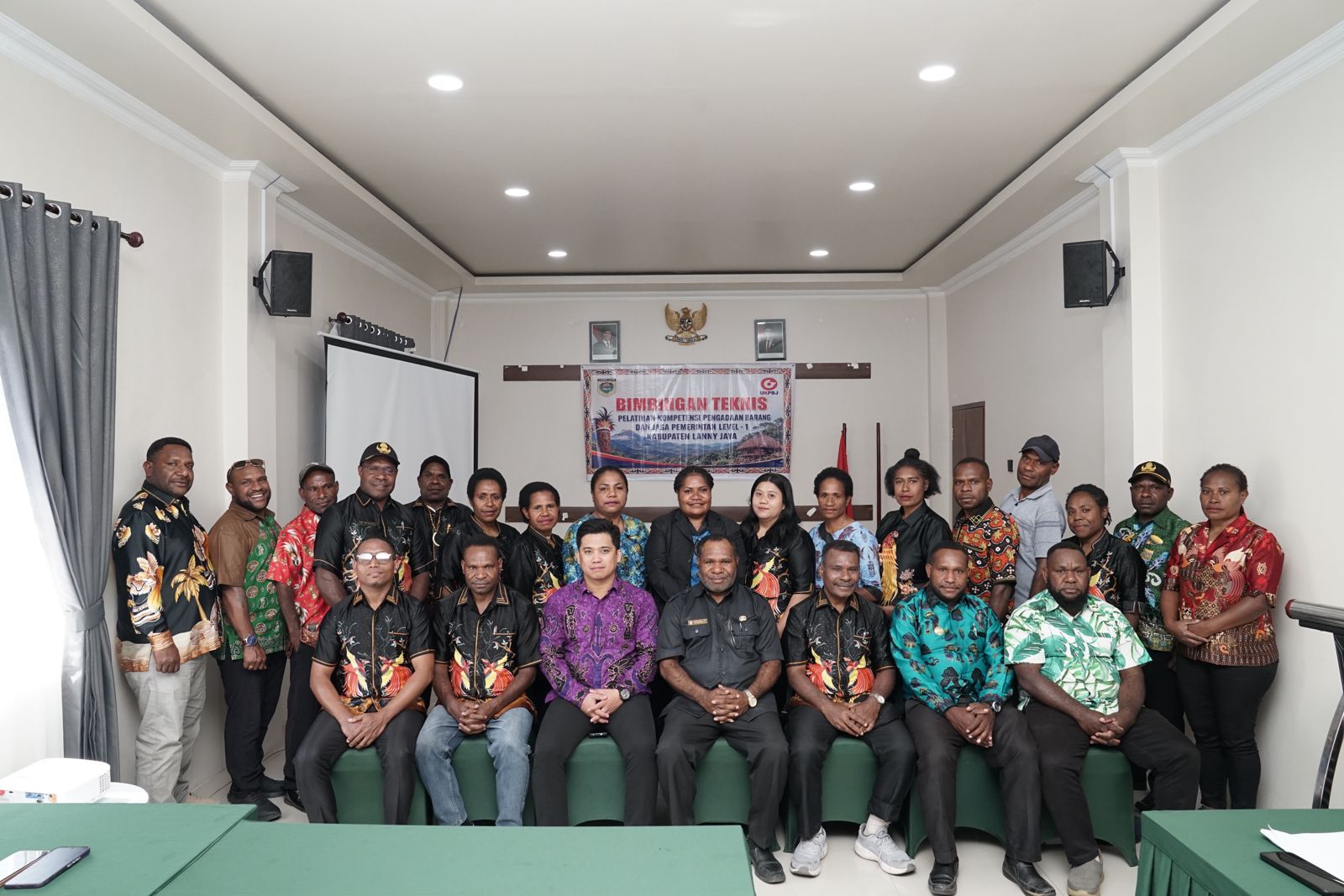 11 Staf UKPBJ Lanny Jaya Lulus Sertifikasi PBJ Level 1